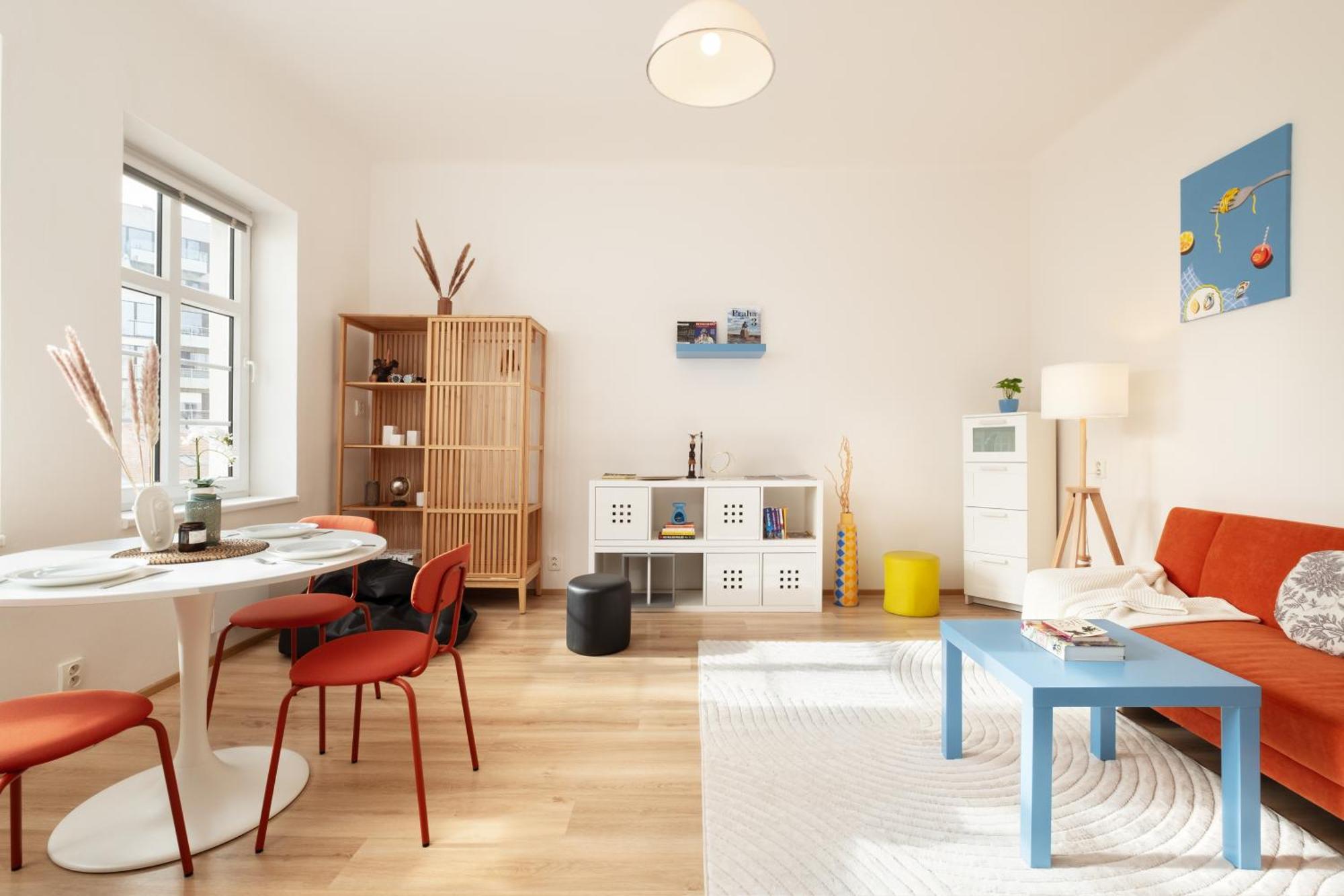 Days - Playful In Hip Area Apartment